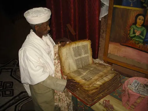 Ca 800 Jahre alte Bibel
