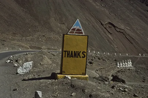 „Thanks“ – Schild der indischen Straßenbauer