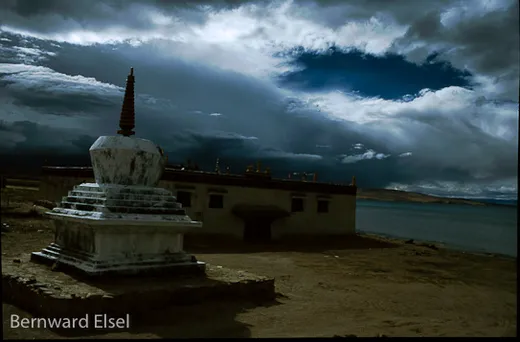 Stupa unter Gewitterwolken