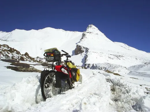 Das Rad im Schnee am Pass