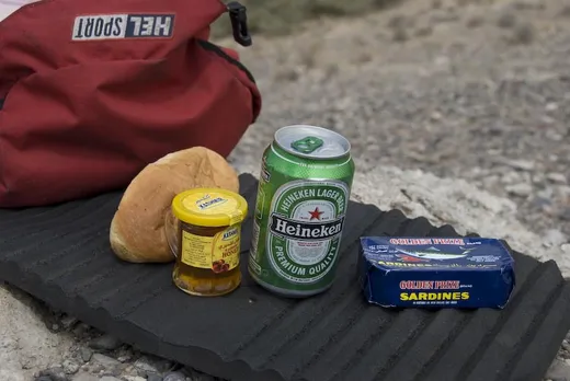 Ein Autofahrer schenkt-mir ein Bier mir Alk