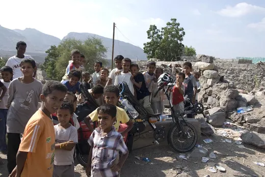 Viele Kinder umgeben mich bei jedem Halt