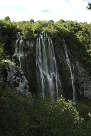 Das Wasser faellt viele Meter