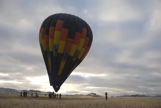 Bei bewölktem Himmel und 10 Grad wird der Ballon aufgeblasen