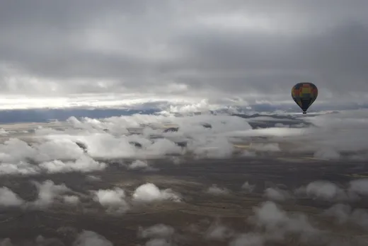 Mit dem Ballon geht es über die Wolken