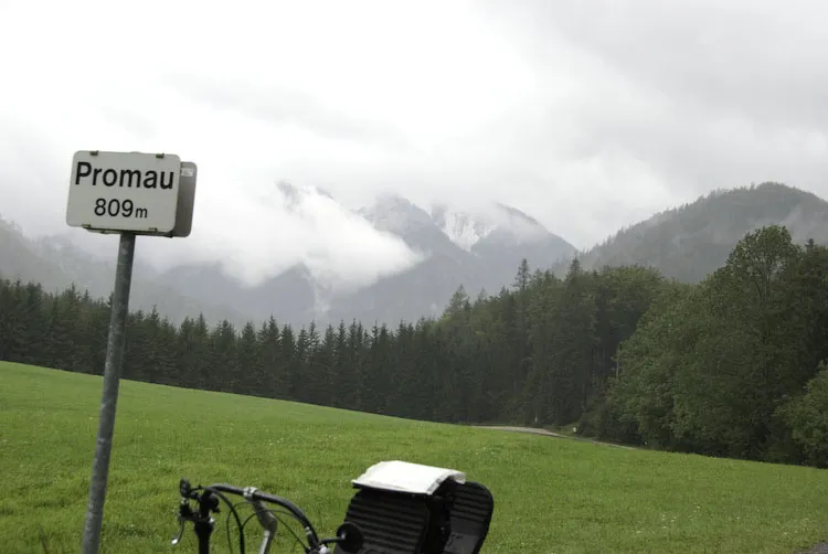 Beim ersten Pass ist der Schnee noch weit