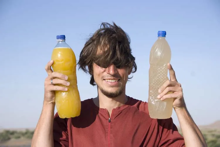 Links Mangosaft rechts Nilwasser unser Trinkwasser