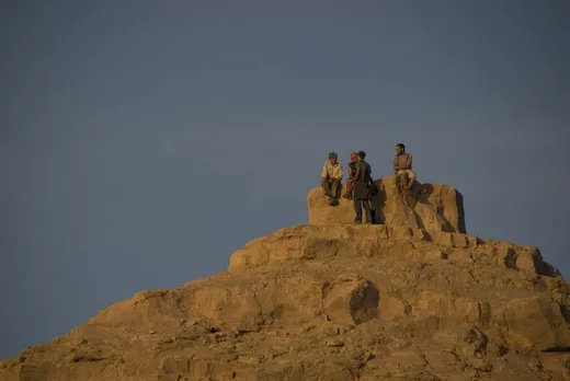 Die Touristen beobachten den Ort Wadi Halfa