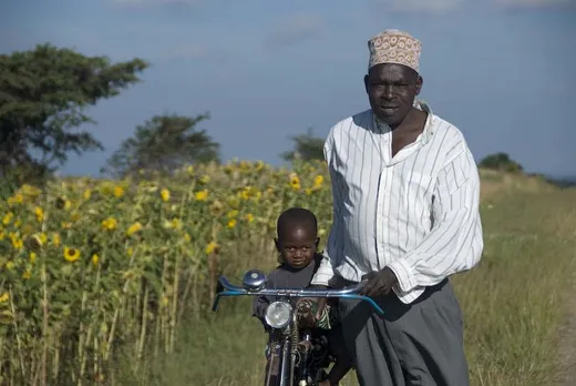 Kinderanhaenger haben sich hier in Afrika noch nicht durchgesetzt