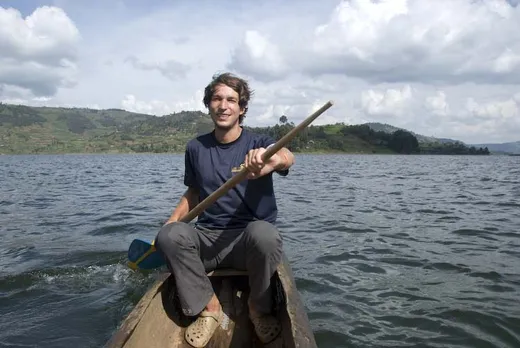 Mit einem Einbaum ging es zu einer Insel